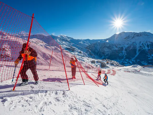 Pose de filets par les pisteurs-secouristes
