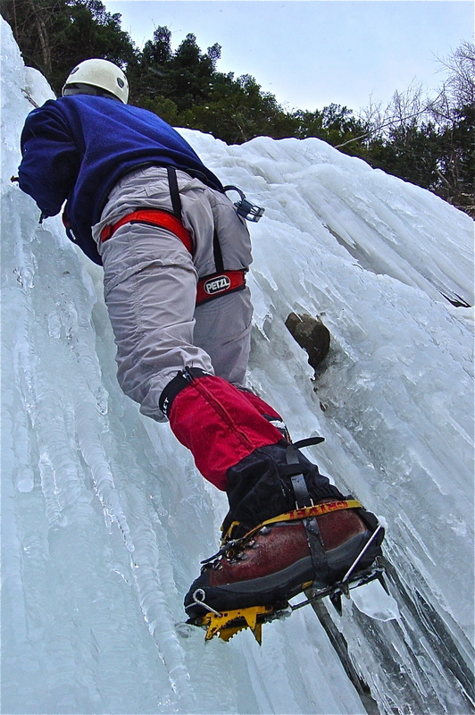 Cascade de glace avec les Guides du Champsaur-Valgaudemar - © Bureau des Guides